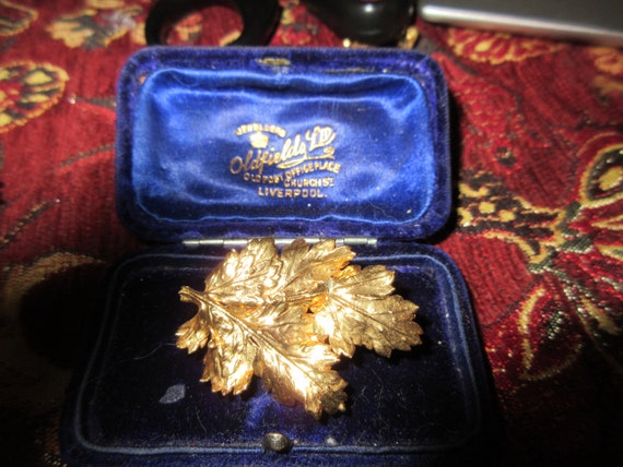 Lovely vintage real leaf dipped in 18 ct gold plate brooch