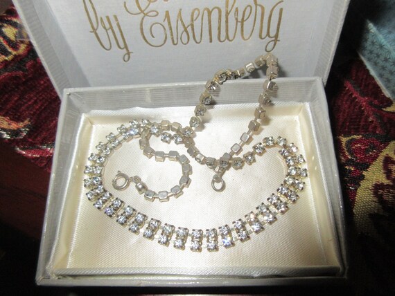 Lovely vintage  Silvertone double row rhinestone necklace