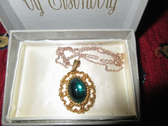 Lovely vintage goldtone emerald green glass  pendant necklace
