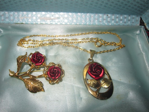 Lovely vintage goldtone red enamel rose flower brooch and pendant necklace