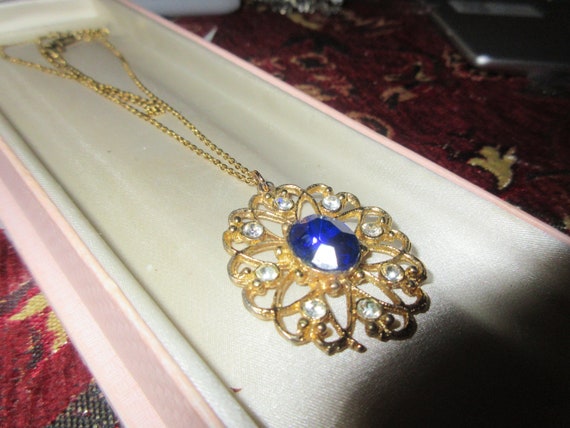 Lovely vintage gold plated sapphire blue glass pendant necklace