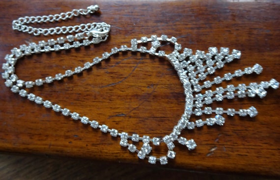 Lovely  vintage 1960s silvertone rhinestone  drop  necklace