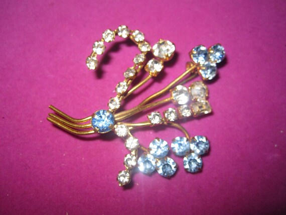 Lovely vintage goldtone clearand blue rhinestone floral  brooch