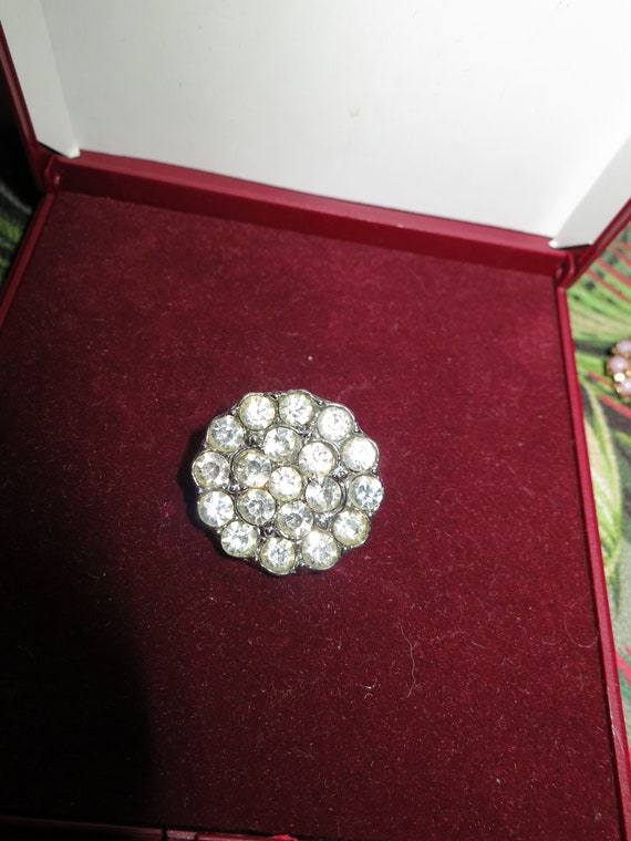 Pretty   vintage silvertone rhinestone brooch