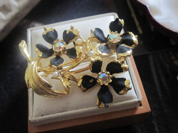 Wonderful vintage goldplated black enamel aurora borealis floral brooch