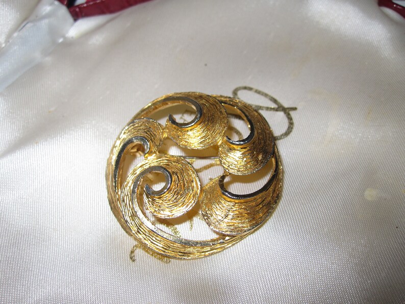 Wonderful vintage goldtone swirly abstract brooch