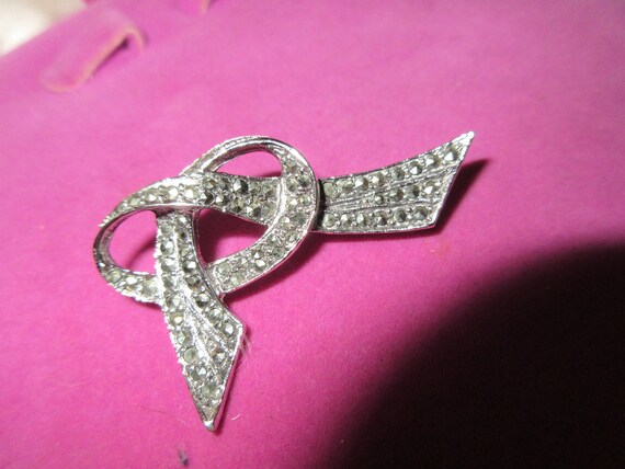 Lovely vintage rhodium plated sparkly marcasite ribbon  brooch