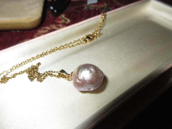 Lovely 18 ct yellow gold plated 12mm Kasumi pearl pendant necklace