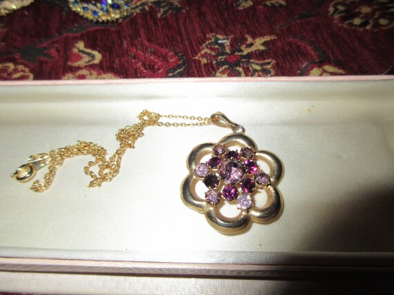 Wonderful vintage goldtone lilac & purple rhinestone floral pendant necklace