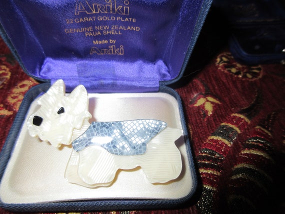 Adorable vintage pearlescent lucite West Highland  scotty dog brooch