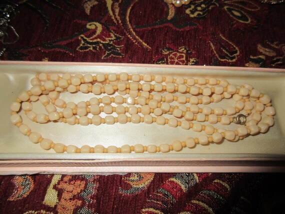 Lovely Art deco small 2 tone beige glass flapper necklace 48"