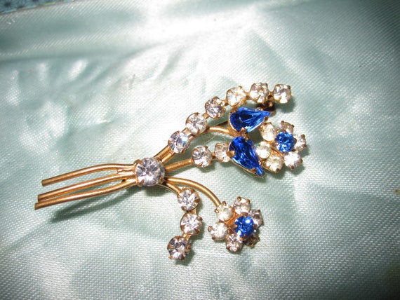 Lovely vintage Goldtone Prong Set Clear & Blue Rhinestone Floral Spray brooch