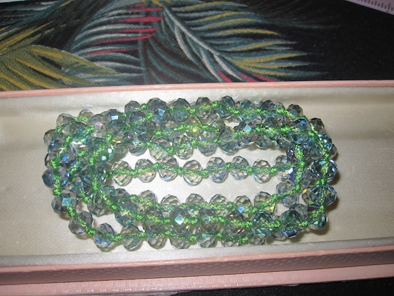 Beautiful knotted faceted green  aurora borealis glass necklace 38"