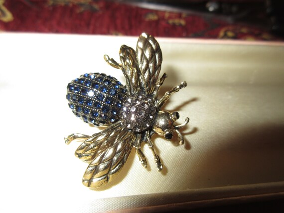 Lovely  goldtone cognac & dark blue glass rhinestone bee bug brooch