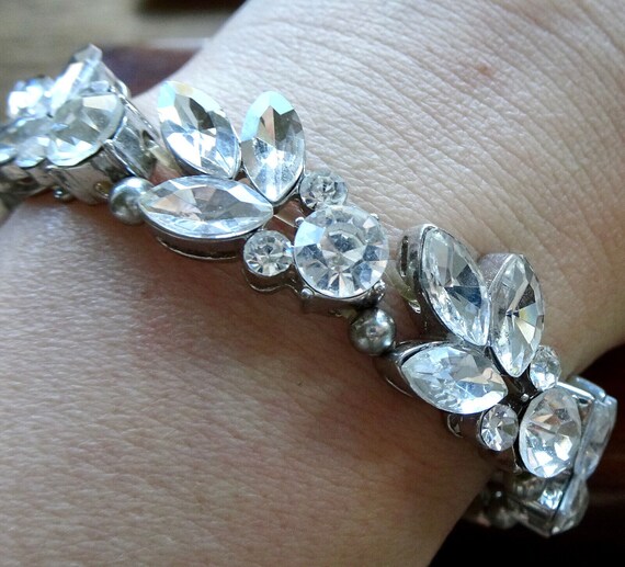 Lovely vintage silvertone clear rhinestone glass stretch bracelet