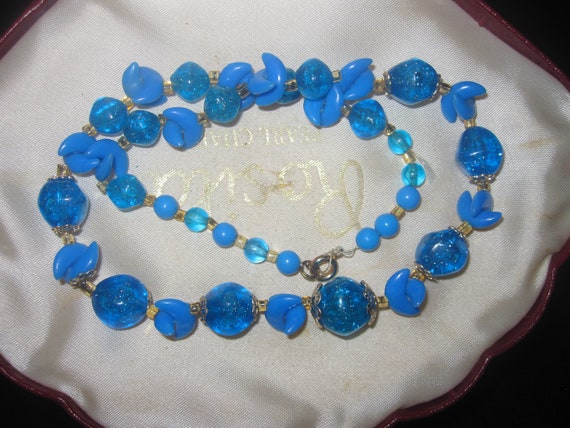 Fabulous Vintage  blue crackle  lucite plastic beaded necklace