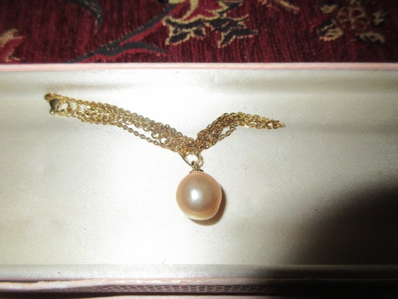 Lovely 18 ct yellow gold plated 12mm high lustre peach pink pearl pendant necklace