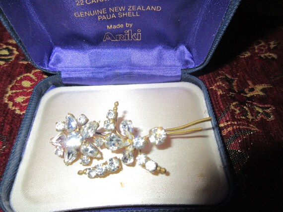 Lovely vintage goldplated clear Rhinestone floral brooch