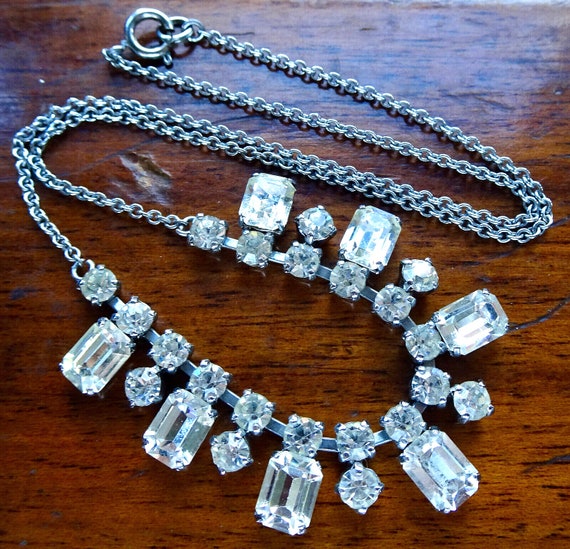 Lovely vintage silvertone clear rhinestone glass droplet  necklace