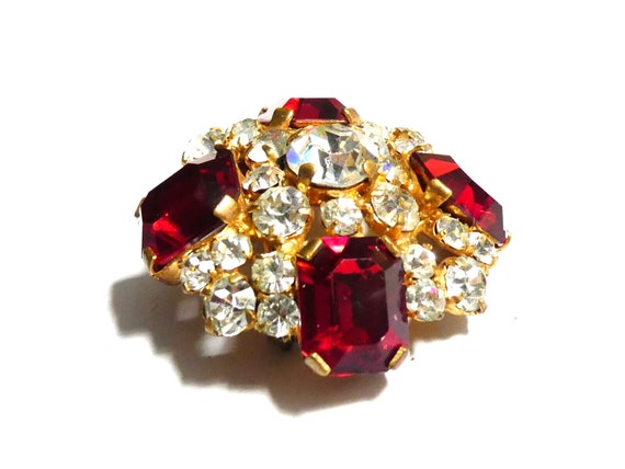 Pretty vintage Goldplated Domed Clear & Red Octagonal Glass brooch