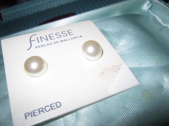 Beautiful vintage Mallorca simulated creamy white pearl stud earrings