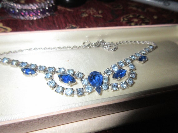 Lovely Deco vintage 1950s silvertone 2 tone blue rhinestone diamante necklace