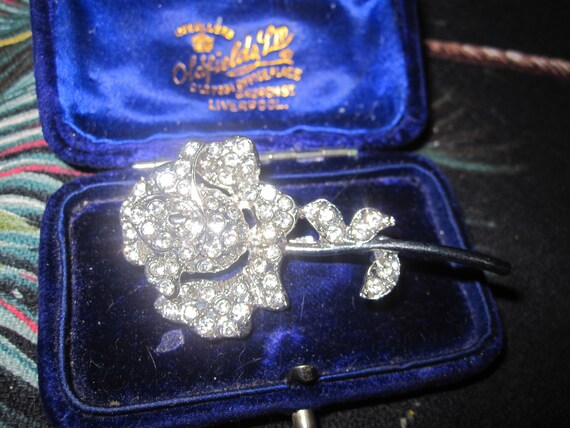 Lovely vintage silvertone rhinestone rose flower brooch