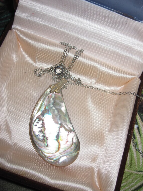 Wonderful vintage silvertone abalone paua shell pendant necklace