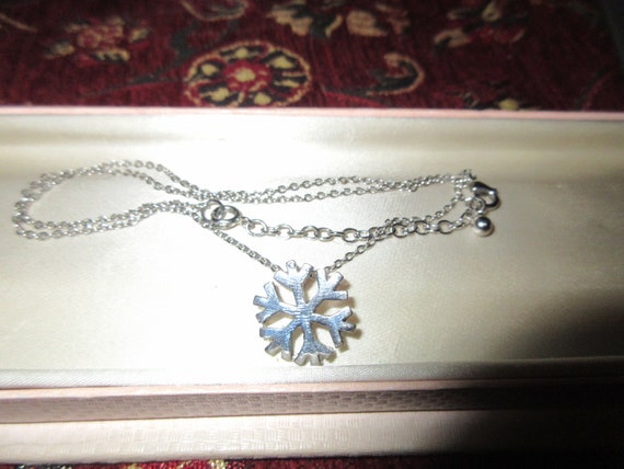 Beautiful vintage silvertone snowflake pendant necklace 18"