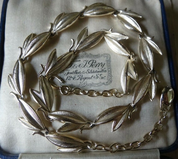 Wonderful vintage  panel leafy gold tone necklace 1950s