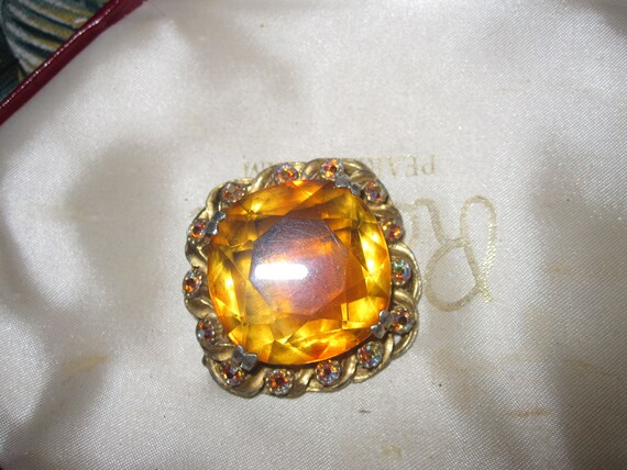 Wonderful vintage gold plated honey glass aurora  rhinestone brooch