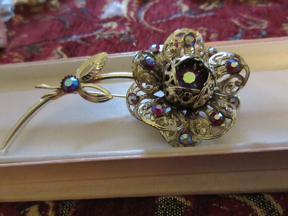 Lovely vintage goldtone Sarah Coventry large red aurora borealis flower brooch