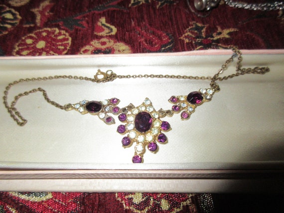 Lovely vintage Art Deco goldtone amethyst purple glass  necklace