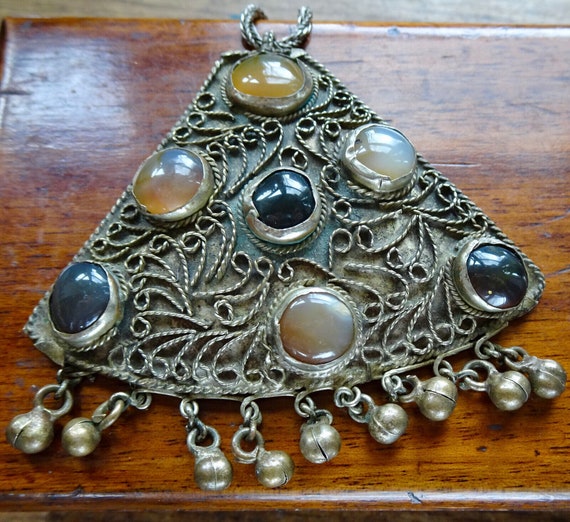 Lovely Vintage  Scottish silvertone agate pendant necklace