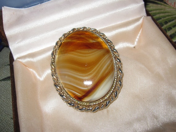 Lovely vintage goldtone Framed Caramel & Cream  banded Art Glass brooch