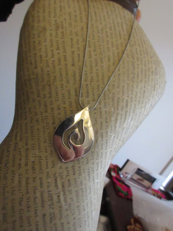 Lovely vintage shiny silvertone abstract modern pendant necklace