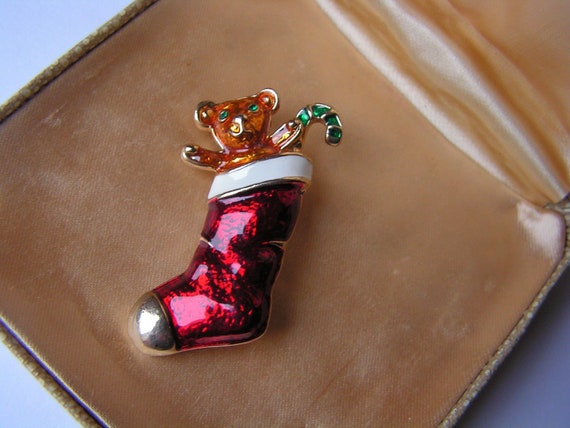 Fabulous vintage gold metal Xmas red enamel bear stocking brooch