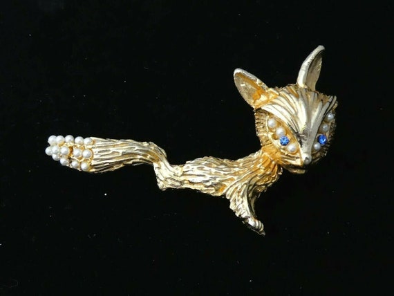 Fabulous vintage Goldtone Textured Blue Crystal & Faux Pearl Sly Fox brooch