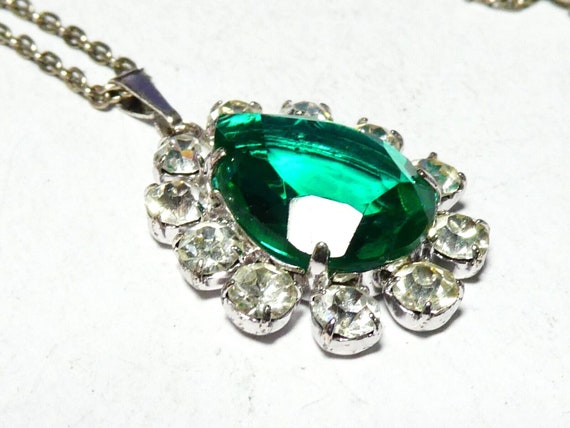 Lovely vintage silverplated green glass pendant  necklace