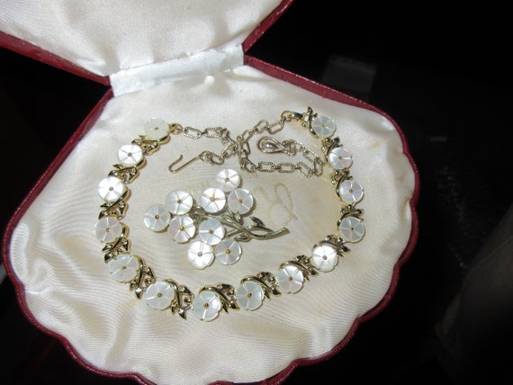 Lovely vintage carved mother of pearl necklace & brooch set