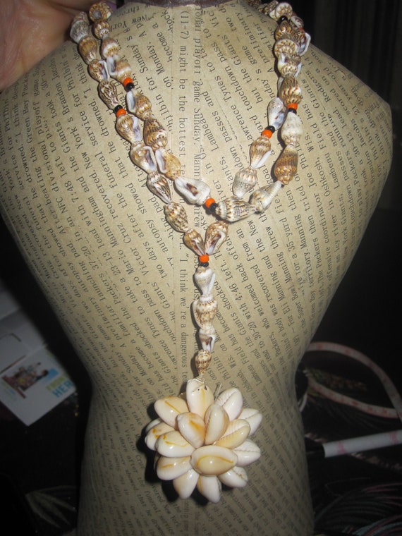 Wonderful vintage conch seashell pendant long necklace 34"