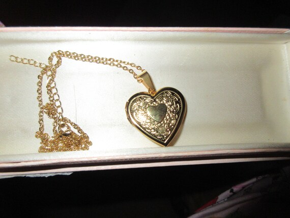 Lovely etched goldtone opening  locket heart pendant necklace