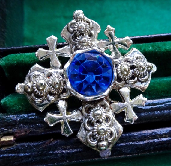 Lovely vintage Celtic cross sapphire blue glass brooch or kilt pin