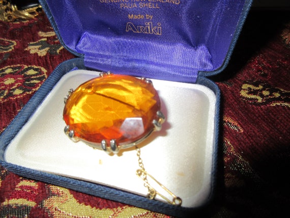 Lovely vintage gold plated cognac toffee glass  brooch with safety chain