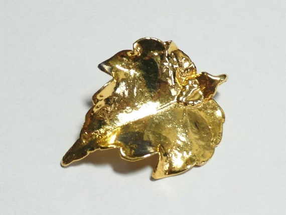 Beautiful vintage Goldtone Metal Coated Real Leaf brooch or pendant