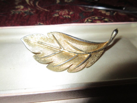 Lovely vintage goldtone signed Exquisite leaf  brooch