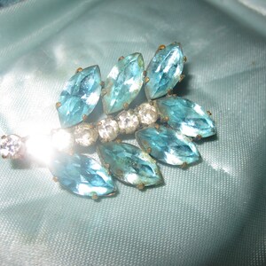 Lovely vintage gold foil backed aquamarine and clear glass brooch
