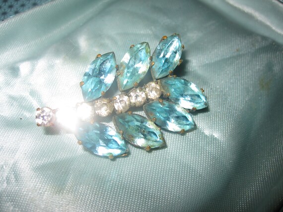 Lovely vintage gold foil backed aquamarine and clear glass brooch