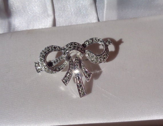 Beautiful vintage signed Sphinx rhodium plated marcasite bow   brooch
