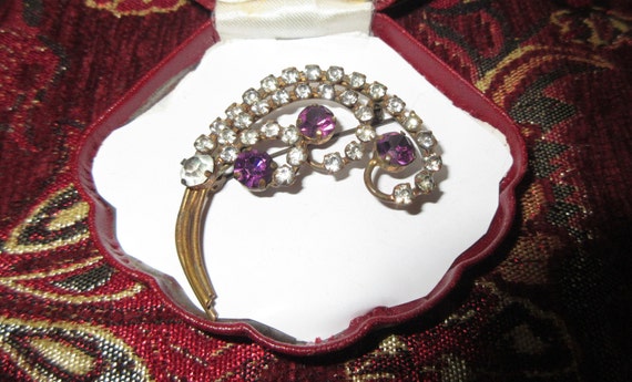 Lovely vintage Goldtone purple  glass  rhinestone flower swirl brooch